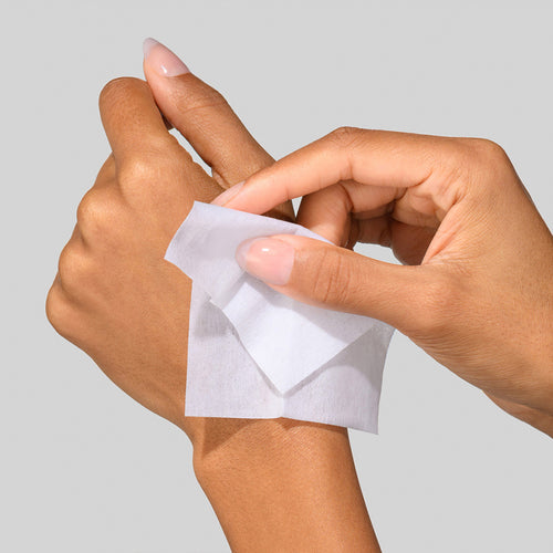 Toepassing van Resurface & Repair Peptide Pads op de huid