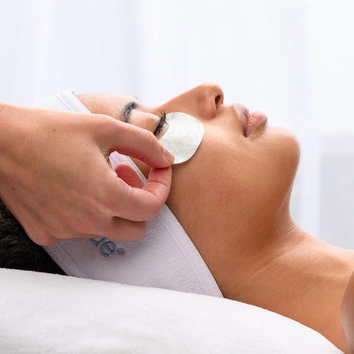 Toepassing van Travel-size PolyPeptide EYE op de huid
