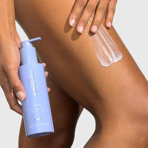Toepassing van LumiFirm Body Moisturizer op de huid