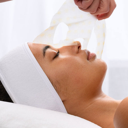 Toepassing van Stramande C-vitamin-maskpåse op de huid