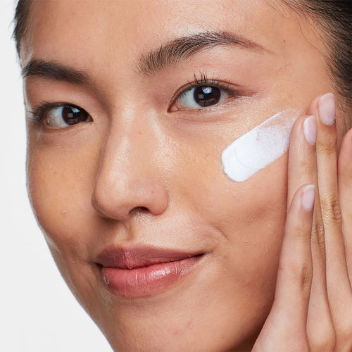 Toepassing van Solar Defense Non-Tinted SPF 50 op de huid