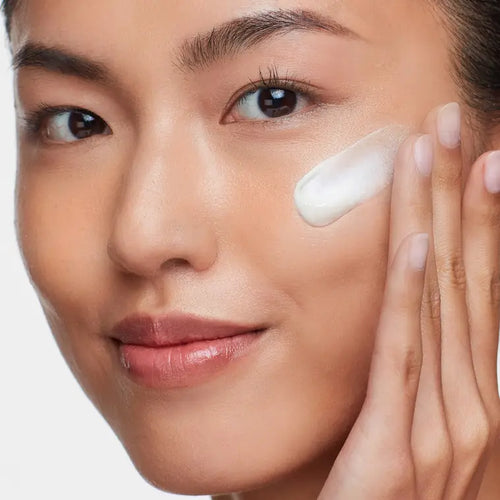 Toepassing van Solar Dew SPF 30 op de huid