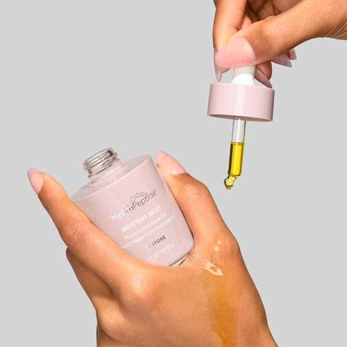 Toepassing van Travel-Size Moisture Reset op de huid
